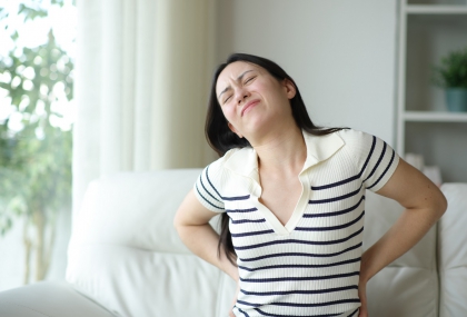 冬天腰痠背痛加劇？醫師揭真相：不是冷而已！3招在家護脊椎