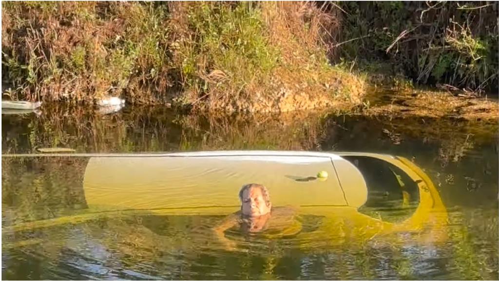 美國飛行傘玩家突發現一名婦人「連人帶車」落水。圖／攝自YouTube@Cristiano Piquet