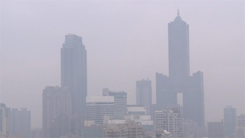 台南、高雄近日空氣品質不良，甚至達到紅害，籲民眾出外都要戴口罩。圖：台視新聞