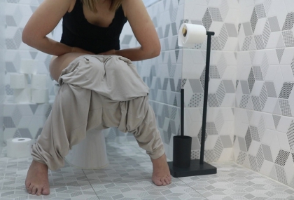 上廁所「4行為」恐害得痔瘡、拉不出來！醫示警  別一直用力