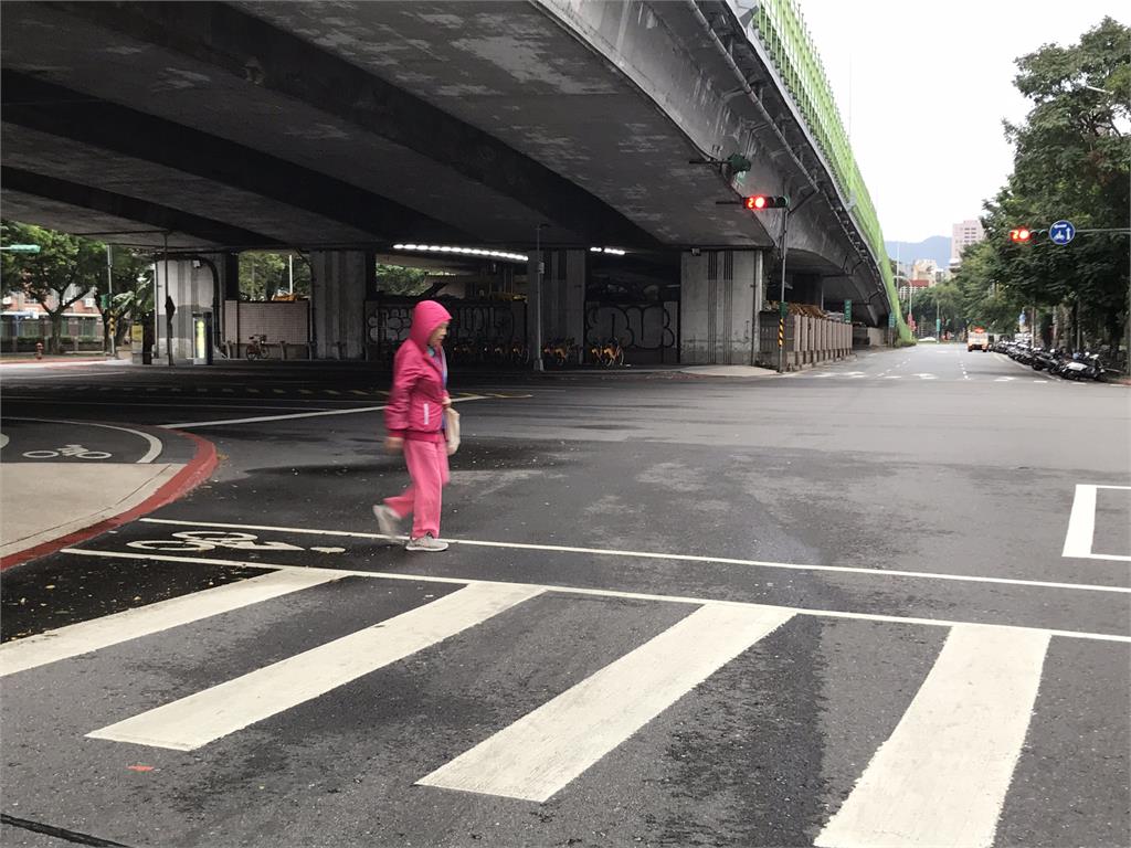 清晨氣溫低，北東地區注意降雨。圖：胡立夫 攝