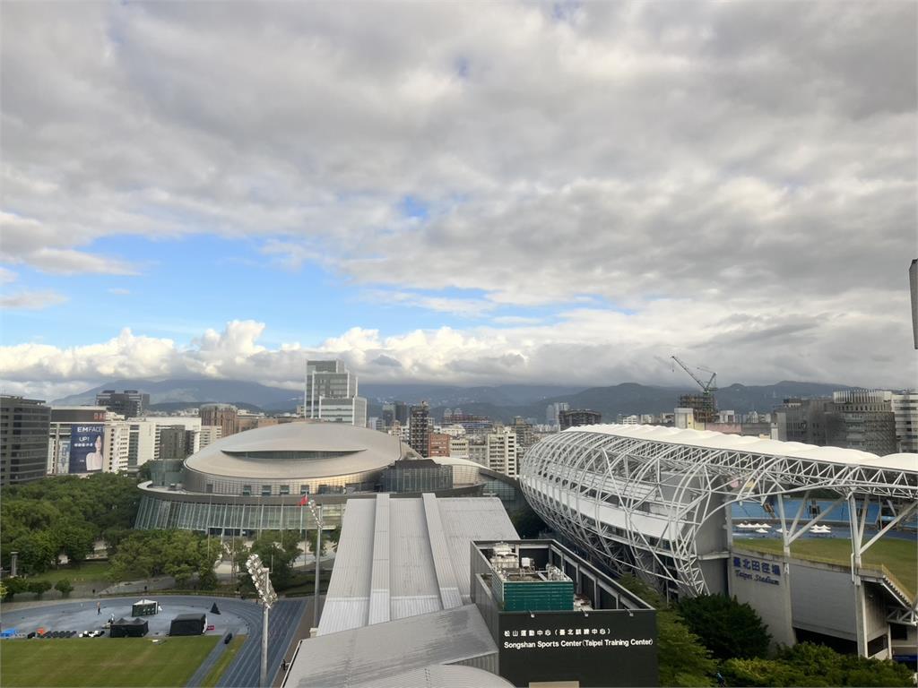 暴風雨前寧靜！今「鳳凰逼近台」午後變天 下週北、東部恐有致災雨