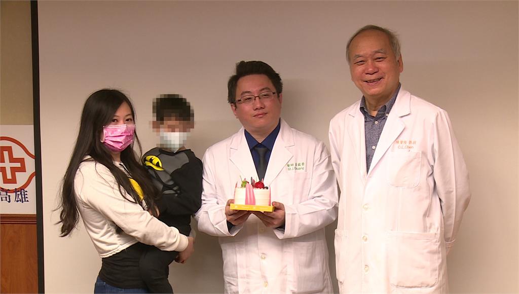 東南亞4歲病童來台成功治癒疾病，醫院送上蛋糕，歡慶他重生。圖／台視新聞