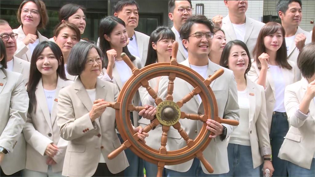 沈伯洋登記參選拚北市 蔡英文親送「船舵」勉勵：把台北帶往對的方向