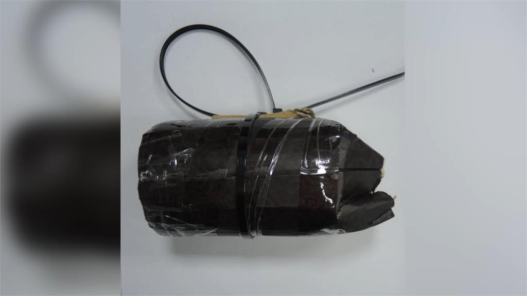 洪男包裡藏有改造槍支和土製炸彈，目前警方正鑑驗土製炸彈是否具有殺傷力。圖：台視新聞