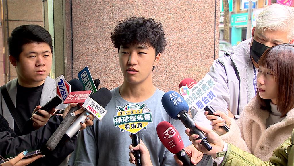 3流浪犬闖新北棒球場！外野手慘被咬傷 動保處啟動捕抓調查機制