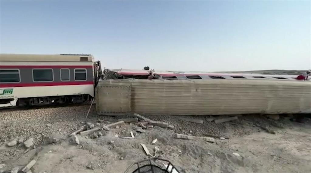 伊朗發生火車翻覆意外。圖／翻攝自AP Direct