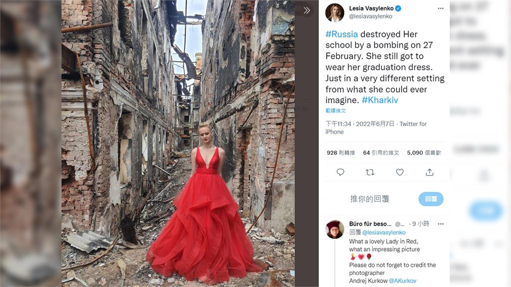 烏克蘭女學生穿上大紅禮服，回校舍廢墟拍照，強烈反差讓人不勝唏噓。圖／翻攝自Twitter@lesiavasylenko