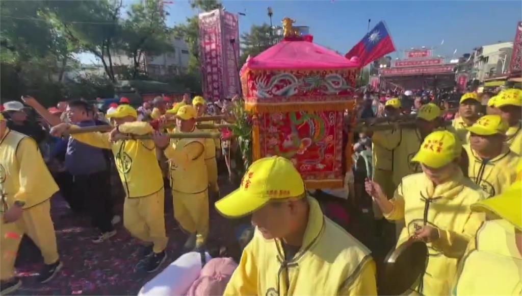 「粉紅超跑」抵嘉義！ 信眾擠爆搶鑽轎祈福