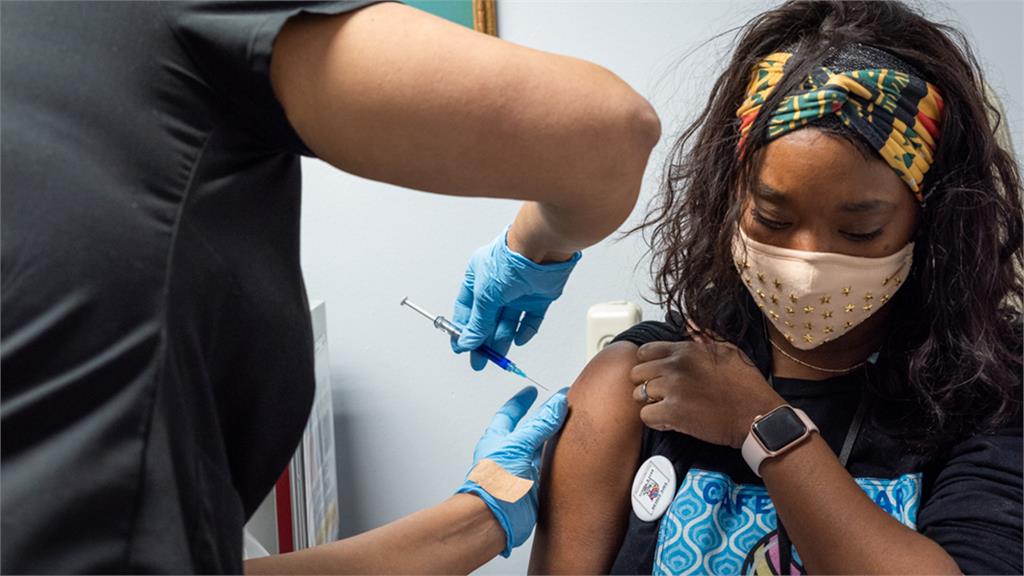 美國生技公司諾瓦瓦克斯（Novavax）宣布，其研發的新冠疫苗臨床試驗顯示，疫苗保護效力超過93%。圖／翻攝自Twitter @（Novavax）