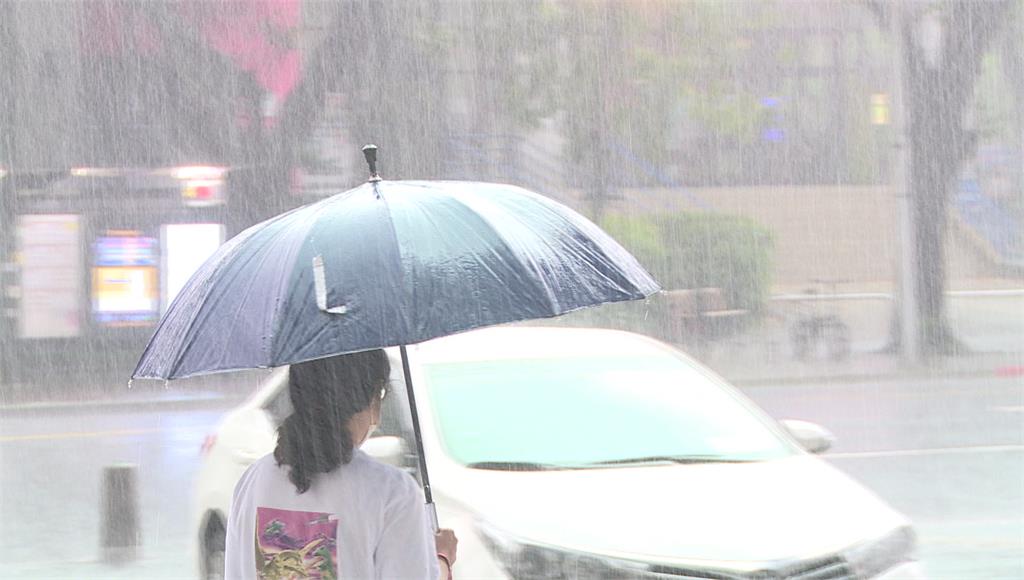 台灣附近水氣增多，中部以北局部及南部地區都有降雨出現。圖／台視新聞（資料畫面）