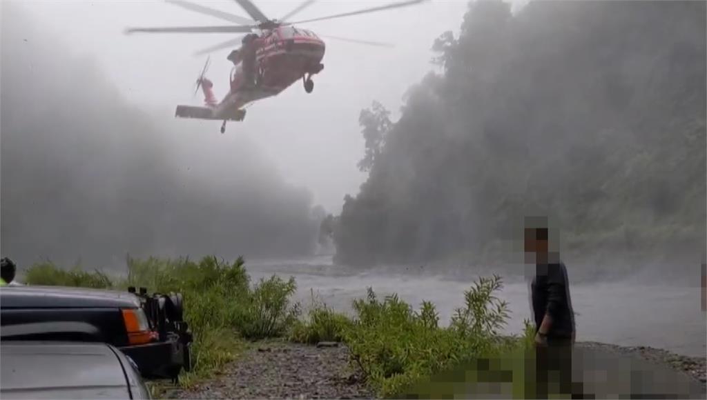 野營受困宜蘭石門溪求援 警消出動直升機救出13人