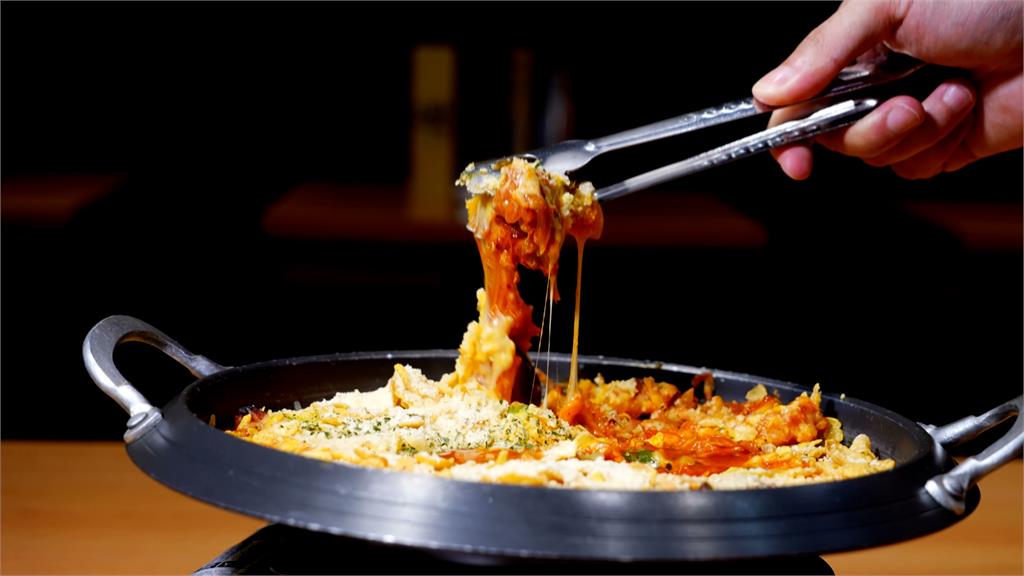 鐵工為愛轉行 用浪漫烹調韓式美味料理