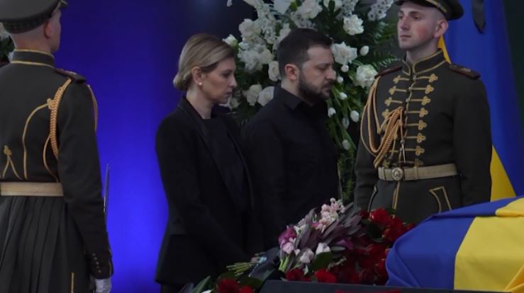 澤倫斯基跟妻子歐蓮娜17日出席烏克蘭首任總統克拉夫丘克的喪禮。圖／翻攝自AP Direct