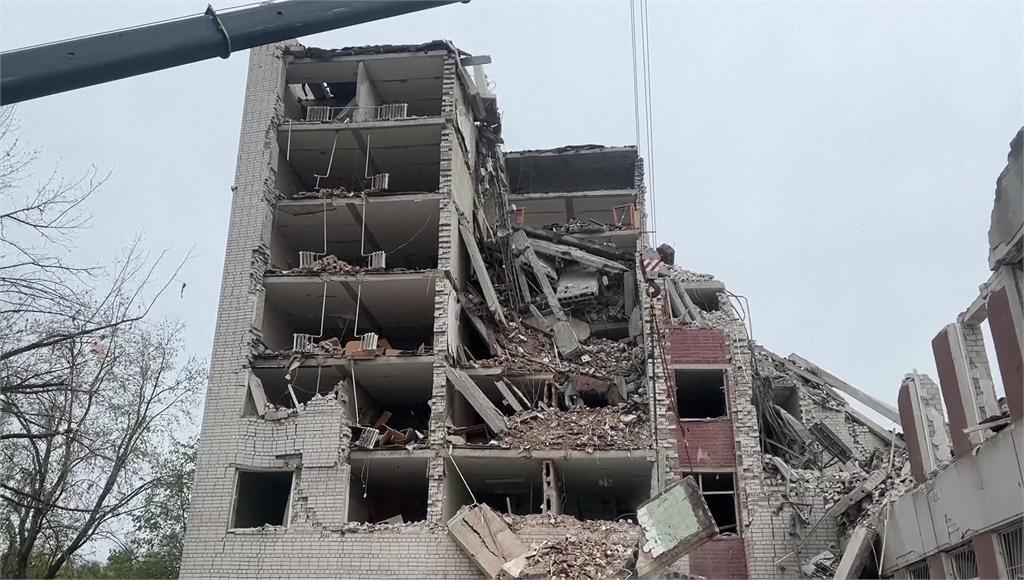 俄羅斯轟炸烏克蘭北部城市切爾尼哥夫，一棟8層樓公寓嚴重受損至少17人不幸身亡。圖／路透社、美聯社、CNN