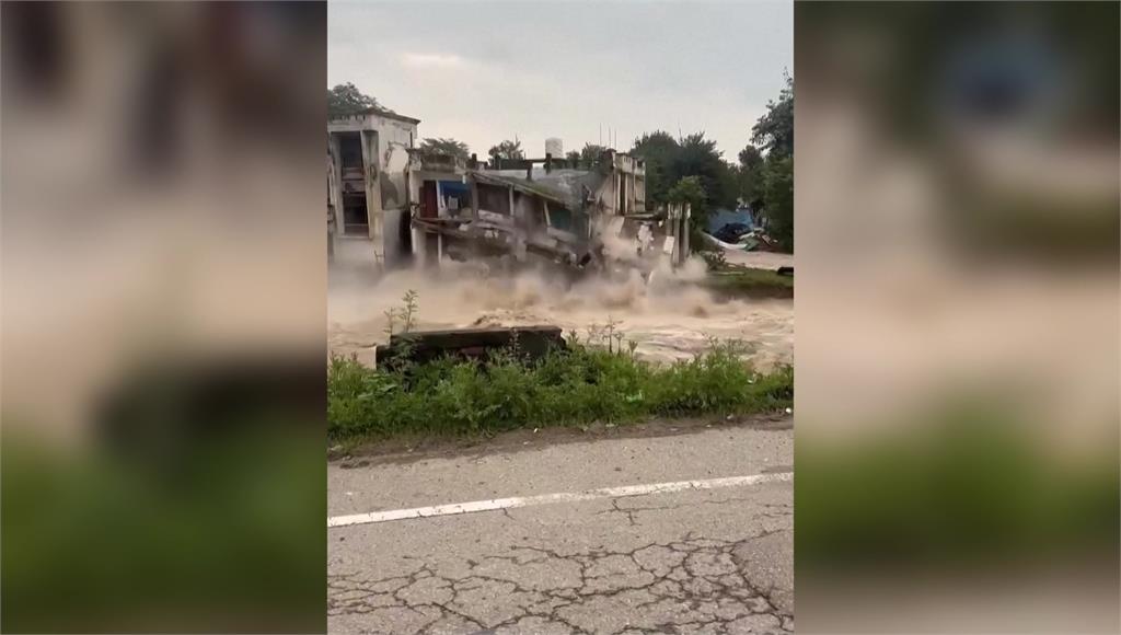 河岸邊的建築物遭沖刷倒塌。圖／路透社