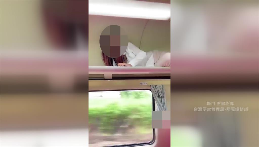 女子為了拍片，整個人趴在台鐵車廂的行李架子上。圖／翻攝自臉書粉專「台灣便當管理局-附屬鐵路部」