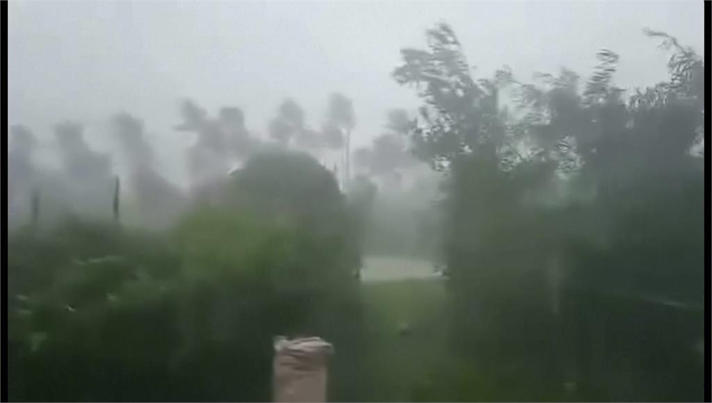 強颱樺加沙侵襲菲律賓呂宋海峽周邊，風雨強勁。圖／美聯社、路透社