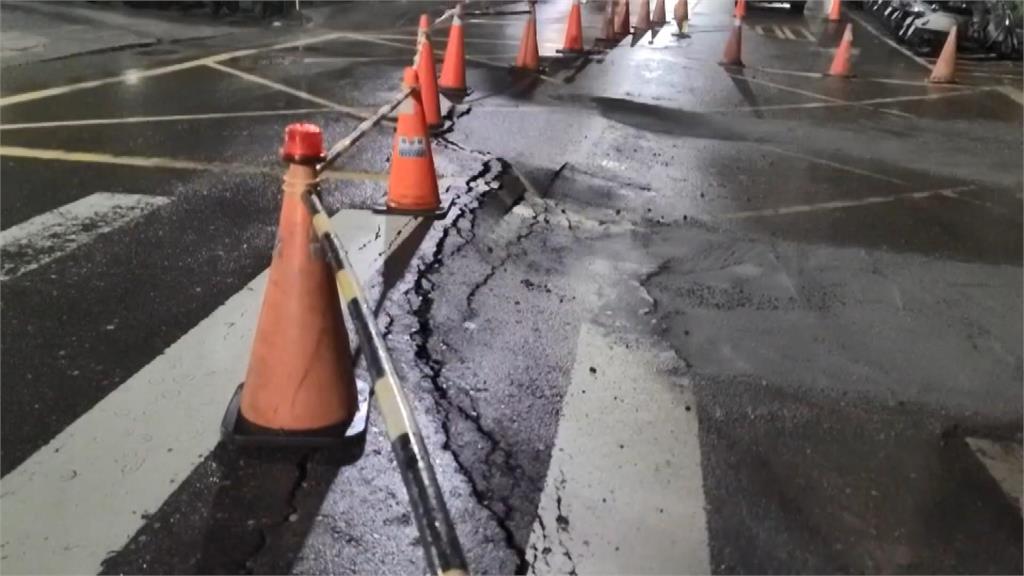 新北市汐止區工建路上不明原因出現地層下陷。圖／台視新聞