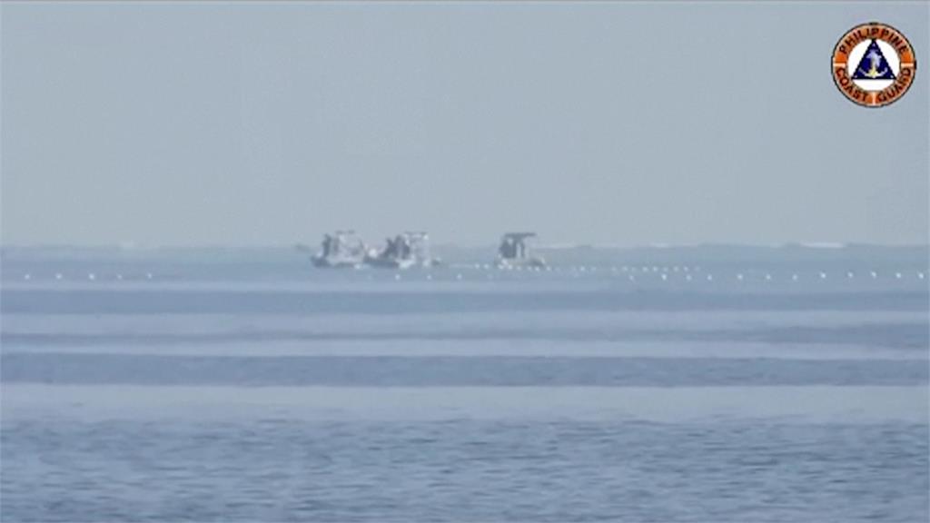 菲律賓公布影片，譴責中國在南海設浮標阻礙捕魚。圖／路透社