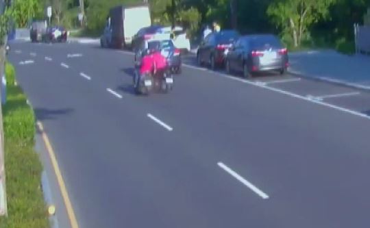警方將警備車停在路中間，攔查闖紅燈騎士，不過造成連環車禍。圖：台視新聞