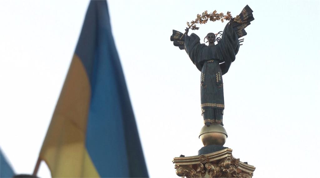 烏克蘭慶祝獨立31週年，因戰火影響，比起往年冷清許多。圖／美聯社、路透社