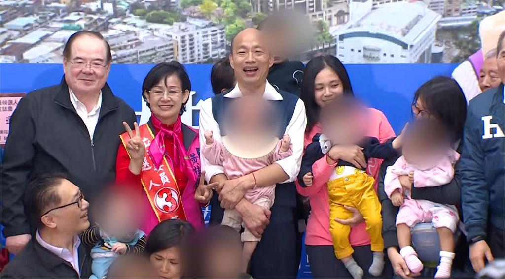 女嬰父親強調，韓國瑜沒有未經過同意就抱起孩子。圖：台視新聞