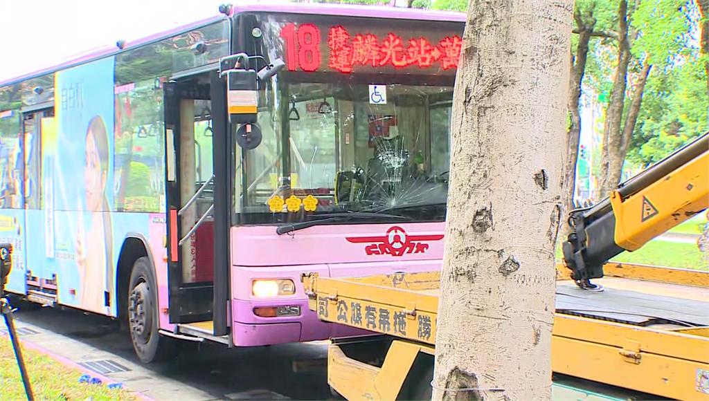 北市愛國東路總統官邸旁發生嚴重車禍。圖／台視新聞
