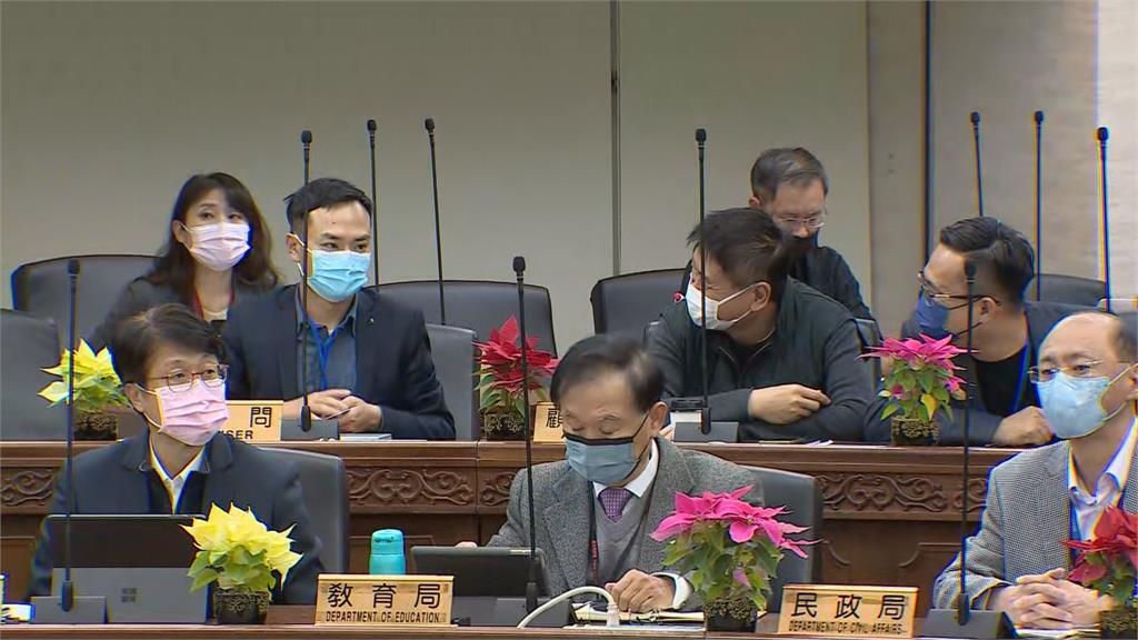 殷瑋（左）曾現身蔣萬安上任後的首次市政會議。圖／台視新聞（資料畫面）