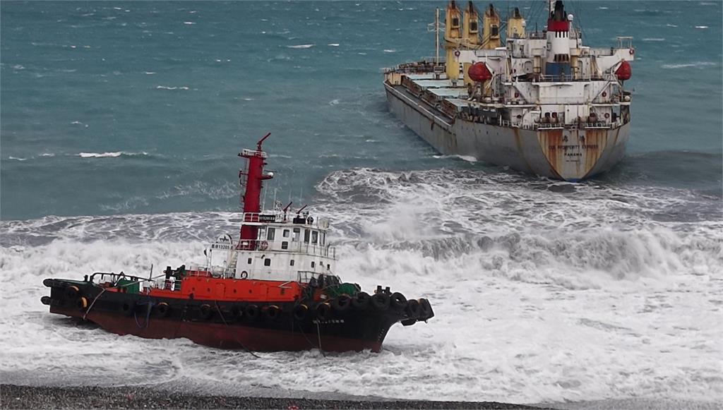 風浪太大！花蓮拖船救援巴拿馬籍貨輪 卻一同擱淺受困 