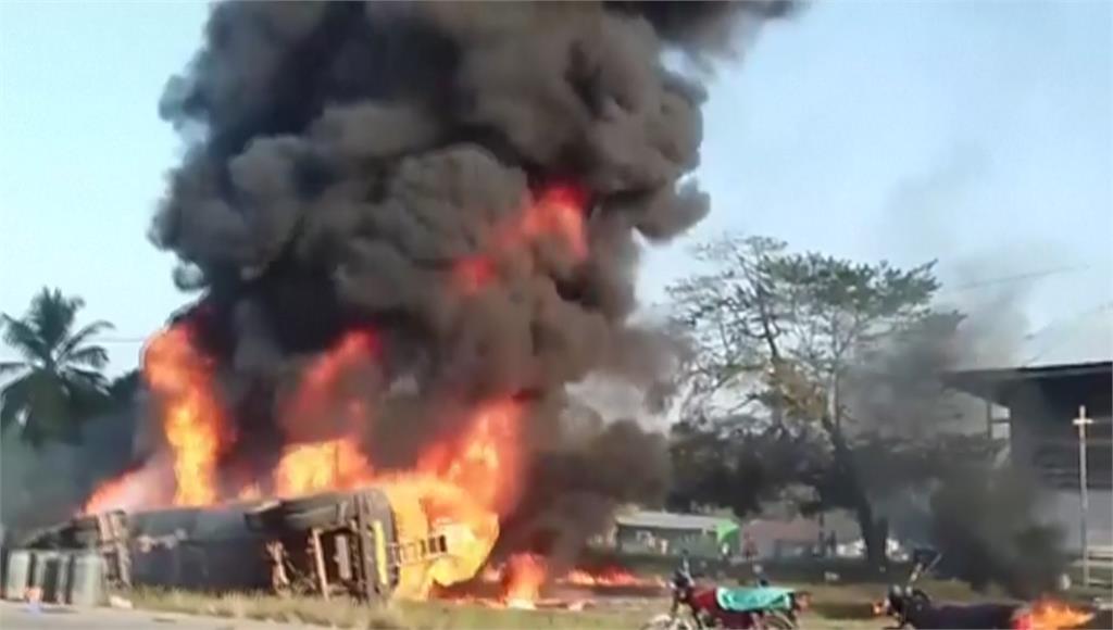 西非國家賴比瑞亞一輛油罐車翻覆後，在路邊爆炸，造成至少40人死亡。圖／美聯社