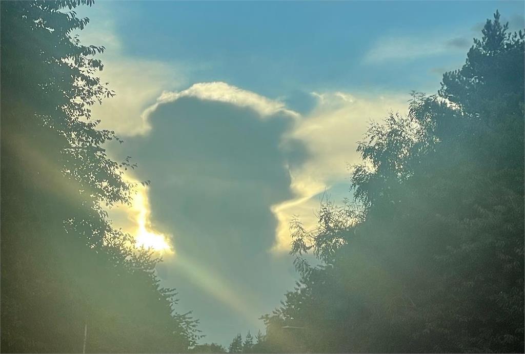 英國天空出現神似伊莉莎白的雲朵。圖／翻攝自臉書＠leanne.findlay.16