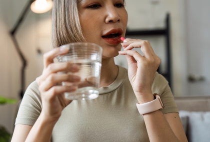 吞藥總是卡喉嚨？ 各劑型「正確姿勢」曝  膠囊要低頭才對