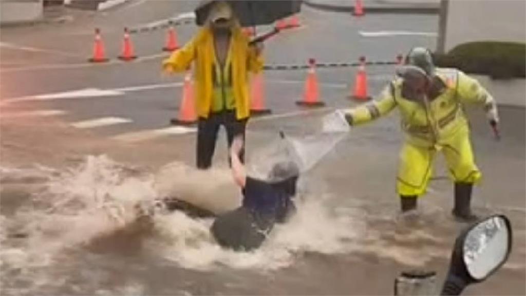 最強春雨炸台中！弘光科大校門口成「滑水道」 女學...