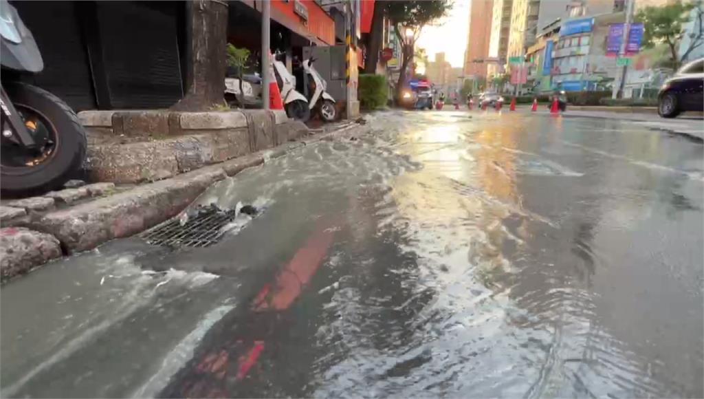 上班路小心！板橋雙十路二段「疑管線破裂」路面大積水