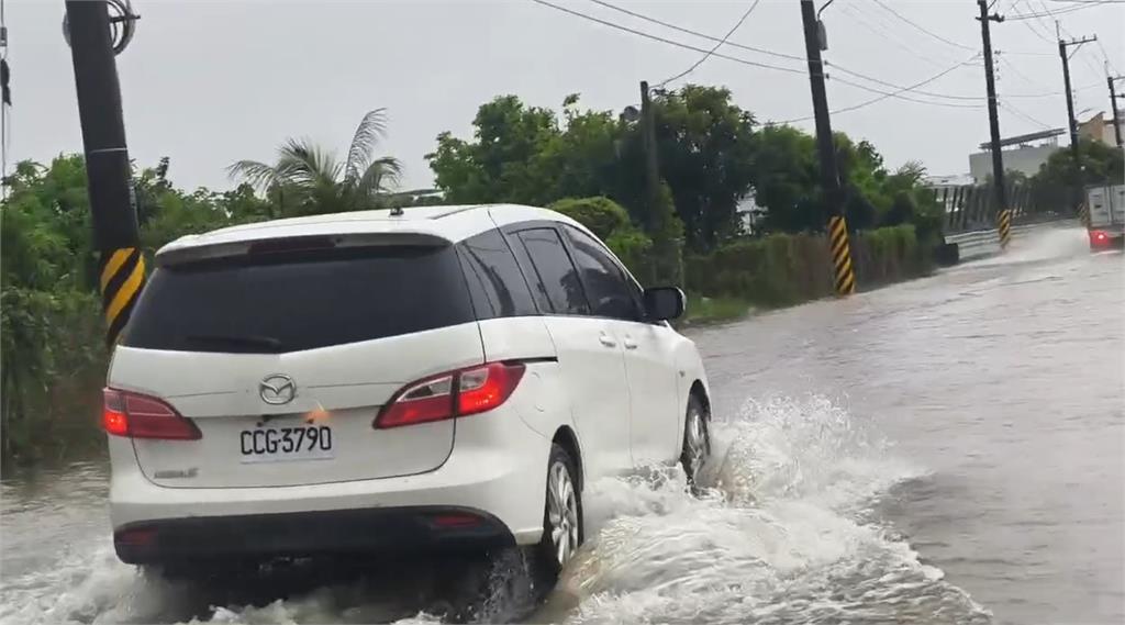 大雨炸台東！台鐵太晚公告停駛引發民怨 騎士濺起水花「如車身高」 