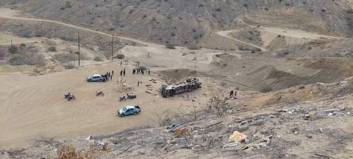 秘魯巴士墜谷24死。圖／翻攝自推特