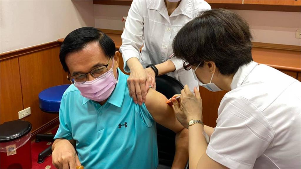 前總統陳水扁指出，自己在醫師的安排下，於今早8點30分完成第二劑新冠疫苗接種，圖／翻攝自Facebook @（NewHeroStory）