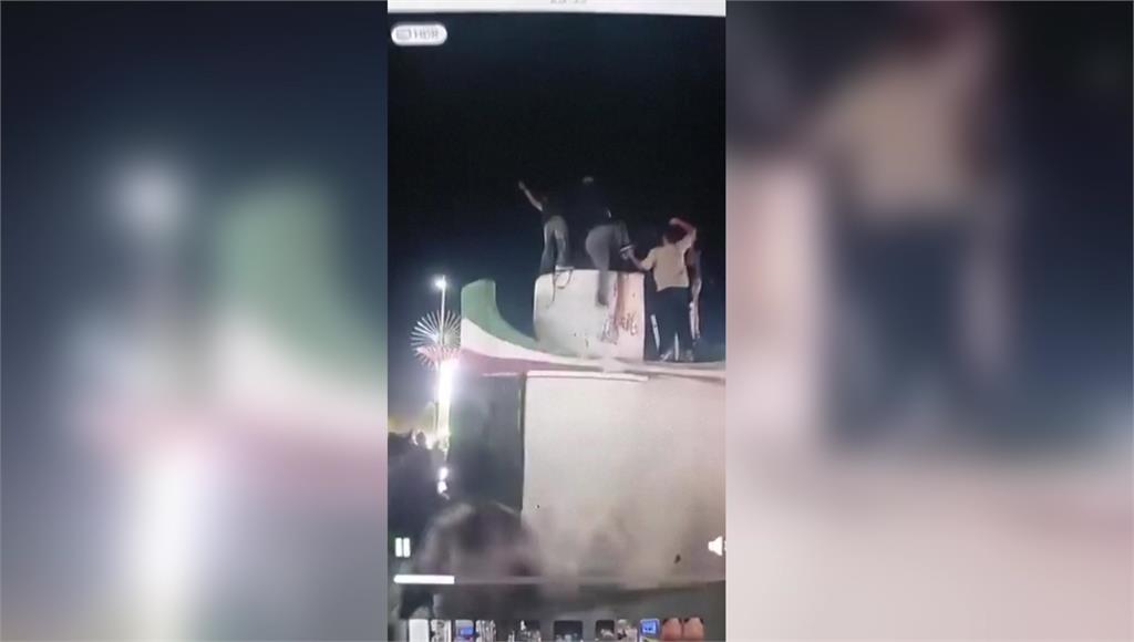 哈米尼遭斬首身亡！ 伊朗人「推倒雕像」歡慶新時代來臨