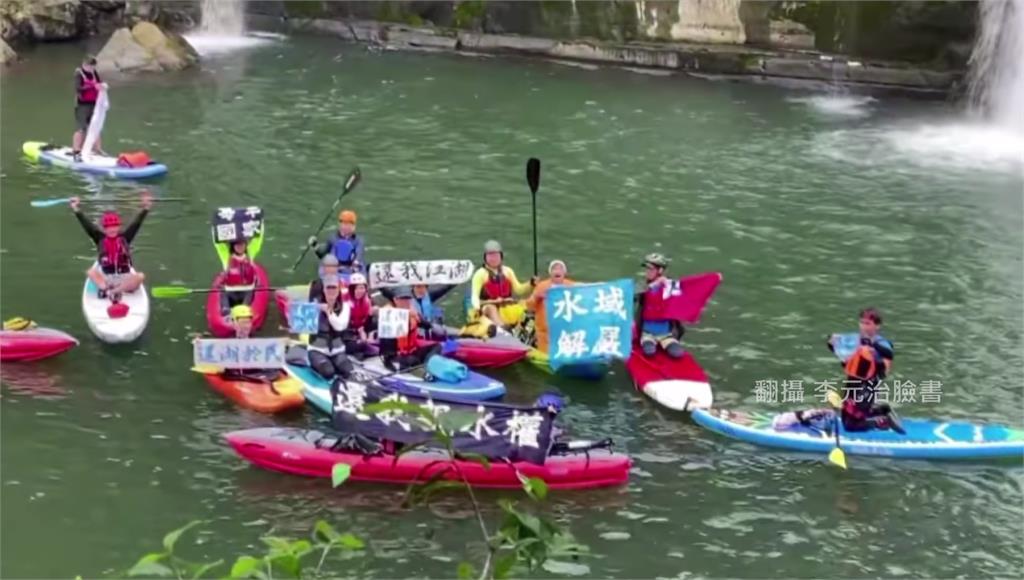獨木舟玩家高舉布條抗議。圖：翻攝自李元治臉書