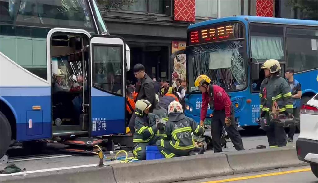 北市遊覽車逆向撞客運! 1騎士捲車底「腿部疑變形」獲救