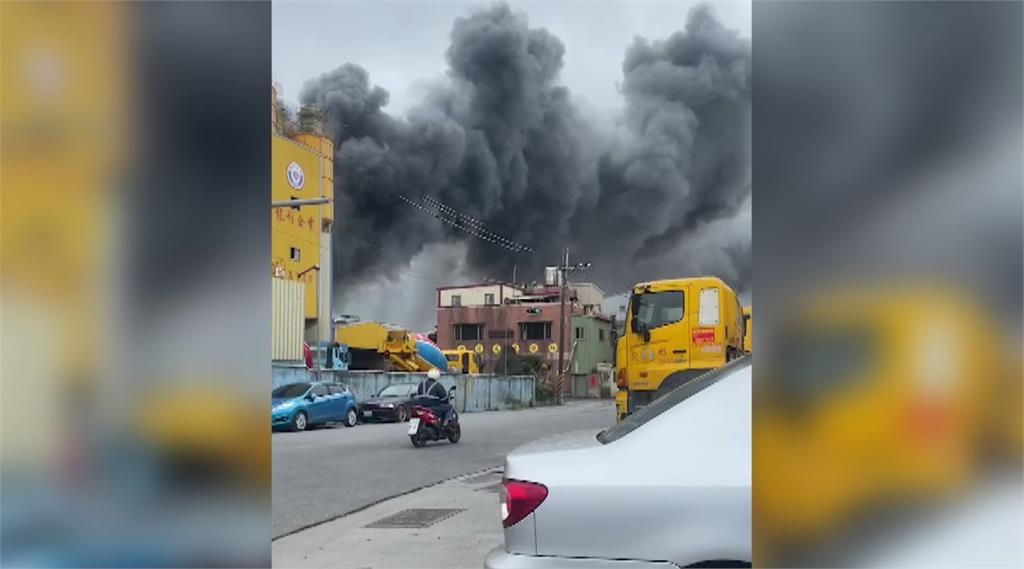 新北市八里區一家輪胎工廠下午發生火災，波及鄰近的大崁國小。圖／台視新聞