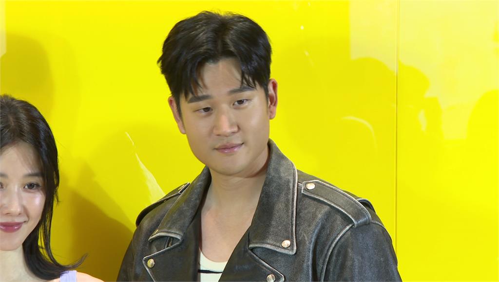 被問服兵役尬笑！30歲二寶爸周興哲無正面回應 公關出聲打斷