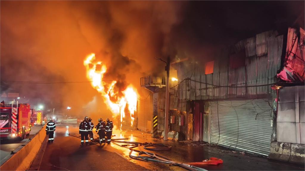 新北八里木工工廠發生大火！火勢延燒波及4間廠房 幸無人傷亡