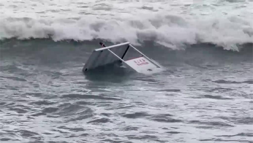 台東漁船遇浪襲翻覆 船主2小時尋獲送醫不治