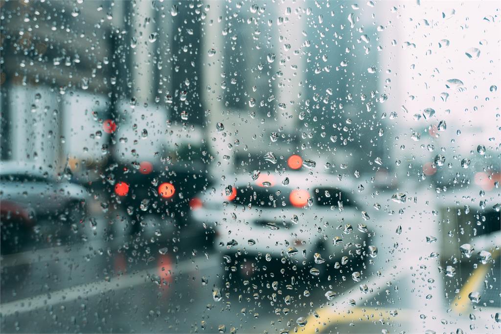 北部降溫有局部大雨 中國霧霾飄入台灣