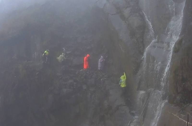 3名登山客受困大崩壁。圖／嘉縣消防局提供