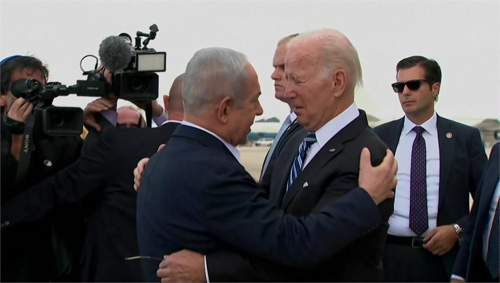 以色列總理納坦雅胡親自接機，和拜登擁抱。圖／CNN、美聯社、路透社