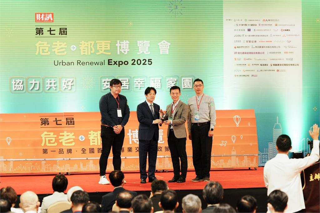 板橋區文化路立面修繕榮獲都市更新暨危老重建團隊獎。圖／新北市政府提供