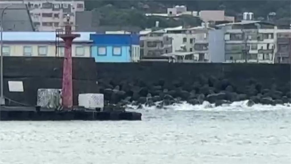 颱風警報剛解除！父子海釣遭大浪襲擊 兒斷牙擦傷、爸下落不明